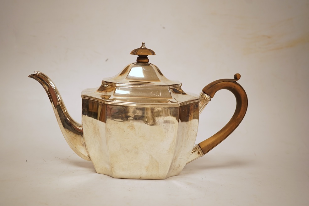 An Edwardian silver teapot, by Goldsmiths & Silversmiths Co Ltd, London, 1904, gross weight 19.9oz.